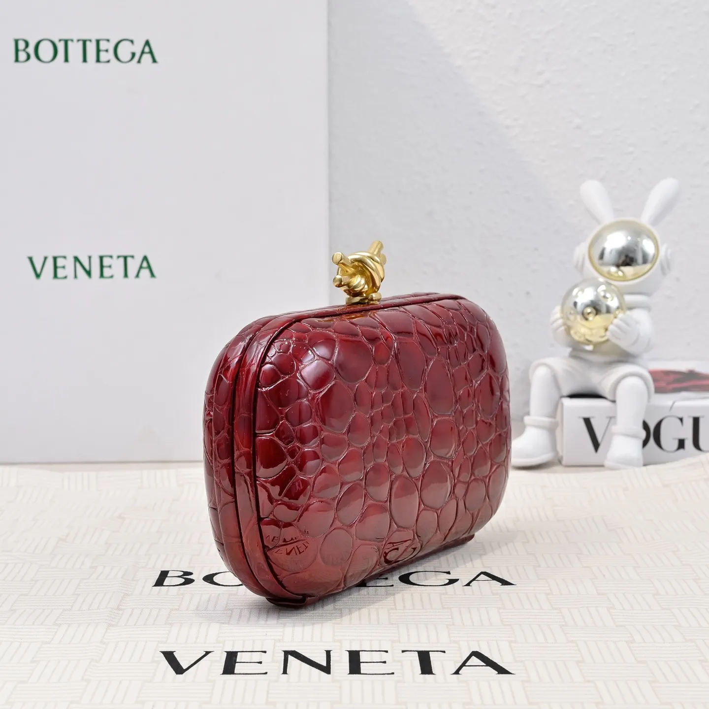 Batch 1560 #BV Knot pearlescent crocodile pattern evening bag series 🐊 Each bag reveals exquisiteness and elegance. It is made of crocodile leather with knot buckle. The leather feels super good and is unforgettable. 🐊 Crocodile pattern is a classic among classics. It looks high-end whenever you take it out ⭐️ The design is small and exquisite, low-key without logo, elegant and generous. Holding it in your hand or hanging it on your wrist will make you look more elegant and charming [Fireworks] Model: 717622 Size: 20x12x5.5